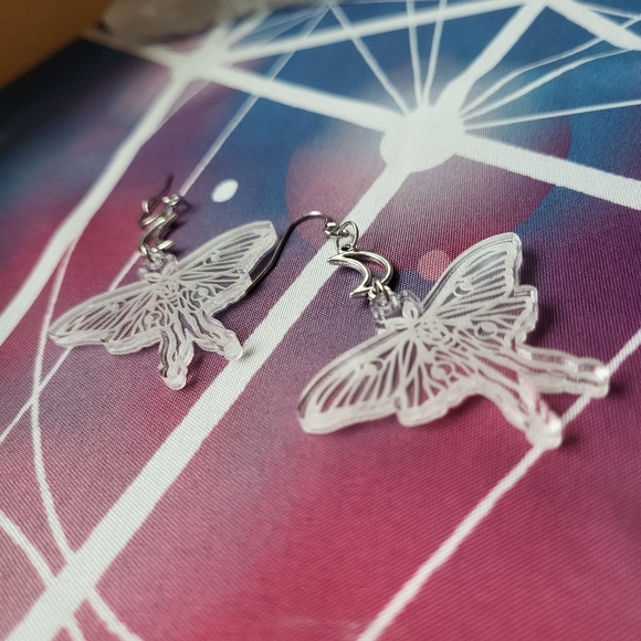 🌙🦋 Moth and crescent moon earrings - Picture 9 of 9